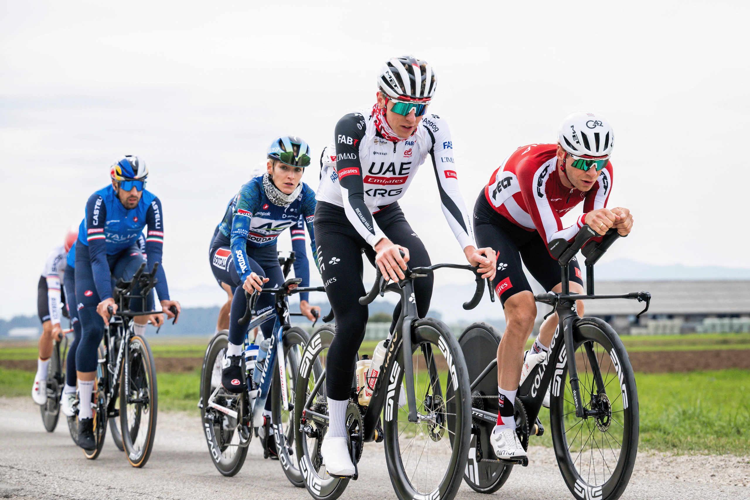 El esloveno Tadej Pogacar y su compañera Urska Zigart aparecen en acción durante una sesión de entrenamiento en el Campeonato Europeo de Ciclismo de Ruta UEC, en Liubliana, Eslovenia, el lunes 5 de octubre de 2026. El Campeonato Europeo de Ruta UEC se llevará a cabo del 2 al 7 de octubre en Liubliana, Eslovenia. BELGA FOTO DAVID PINTENS (Foto de DAVID PINTENS / BELGA MAG / Belga / AFP a través de Getty Images)