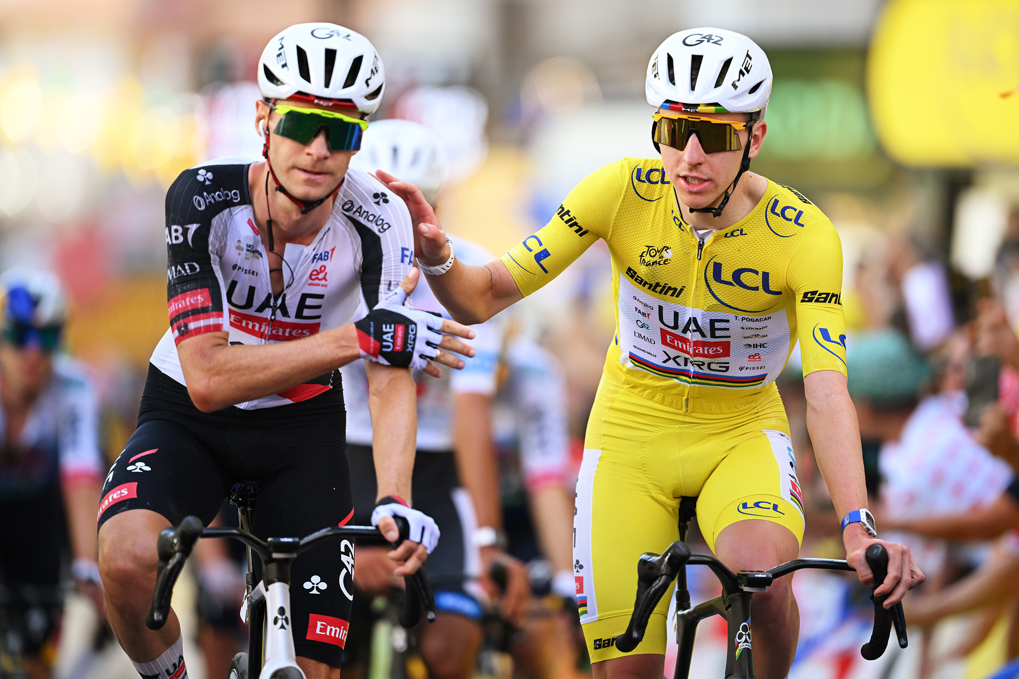 Felix Großschartner corre junto al maillot amarillo Tadej Pogačar en el Tour de Francia 2026
