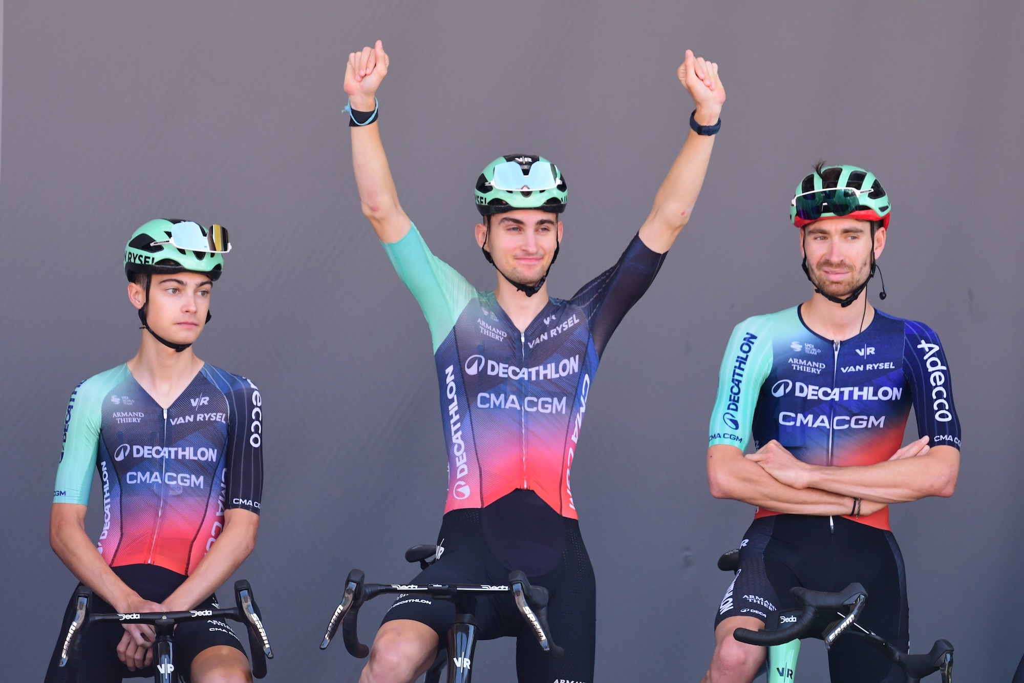 El ciclista Paul Seixas del equipo Decathlon CMA CGM aparece en el medio durante la presentación de los equipos ciclistas para la etapa 17 del Tour de Francia 2026.