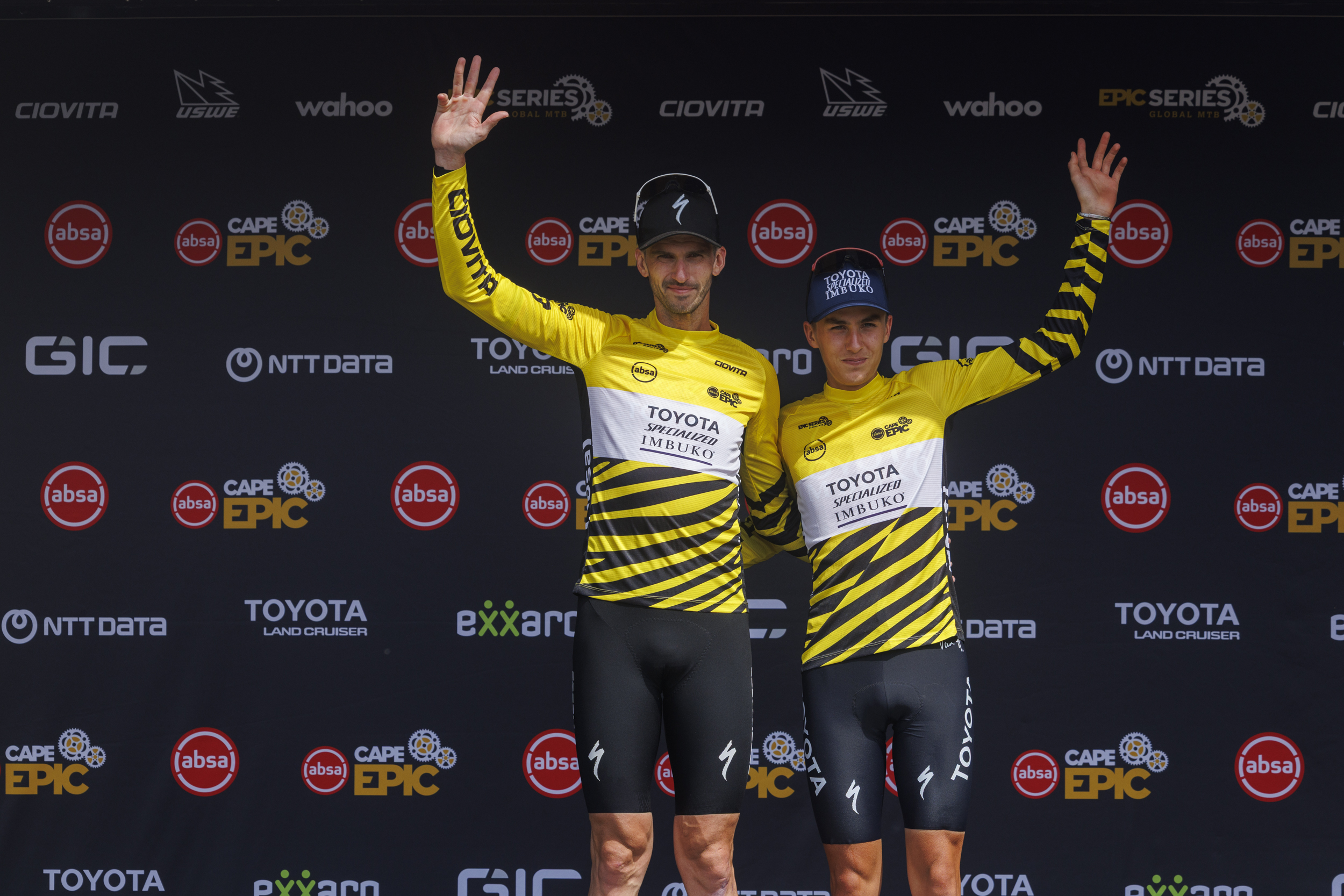 Matt Beers y Tristan Nortje retienen la camiseta amarilla durante la etapa 1 de la carrera por etapas Absa Cape Epic 2026 de Montagu a Montagu el 16 de marzo de 2026. Foto de Nick Muzik/Cape Epic ASEGÚRESE DE QUE SE OTORGUE EL CRÉDITO APROPIADO AL FOTÓGRAFO Y A ABSA CAPE EPIC