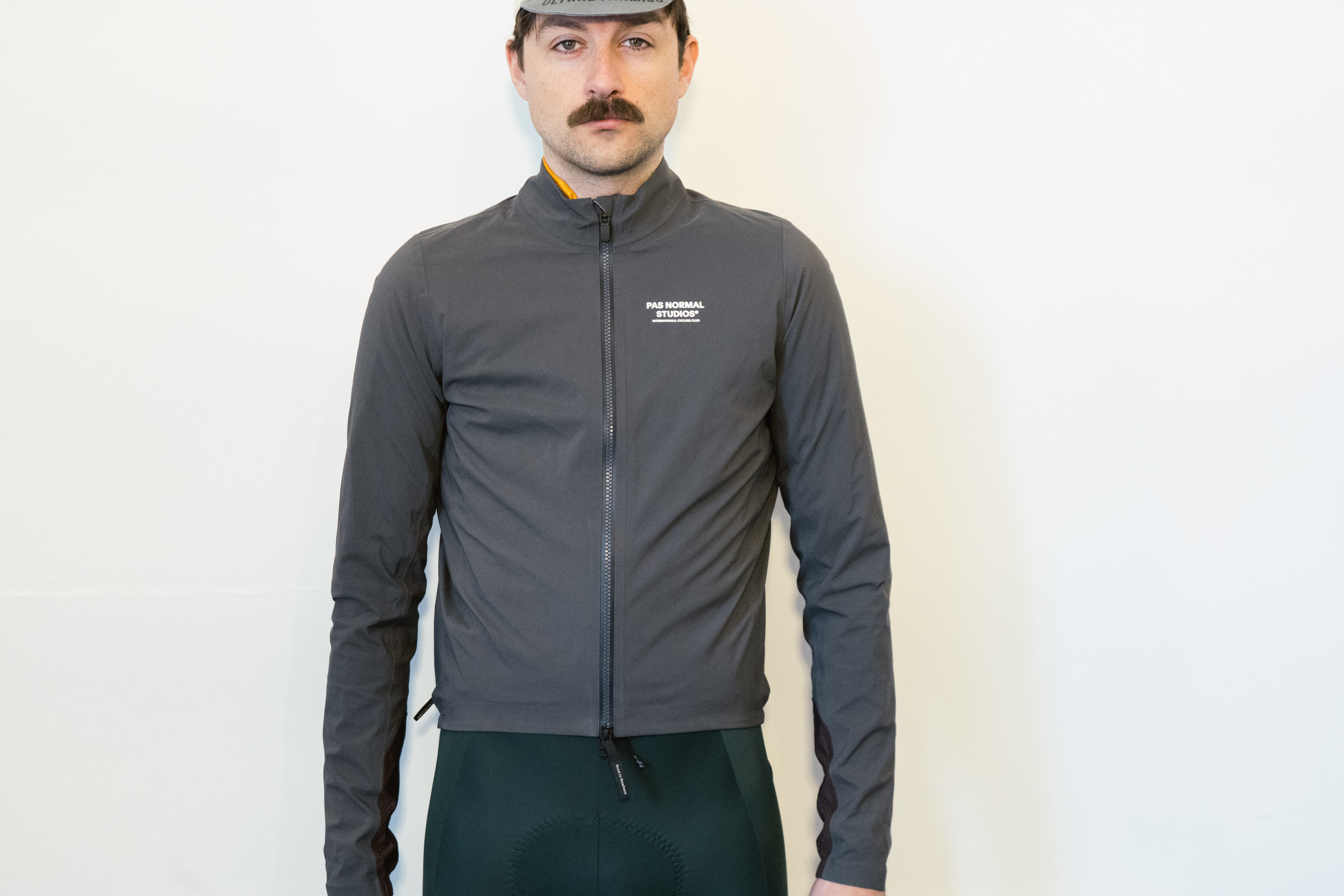 Will Jones con la chaqueta impermeable PAS Normal Mechanism.