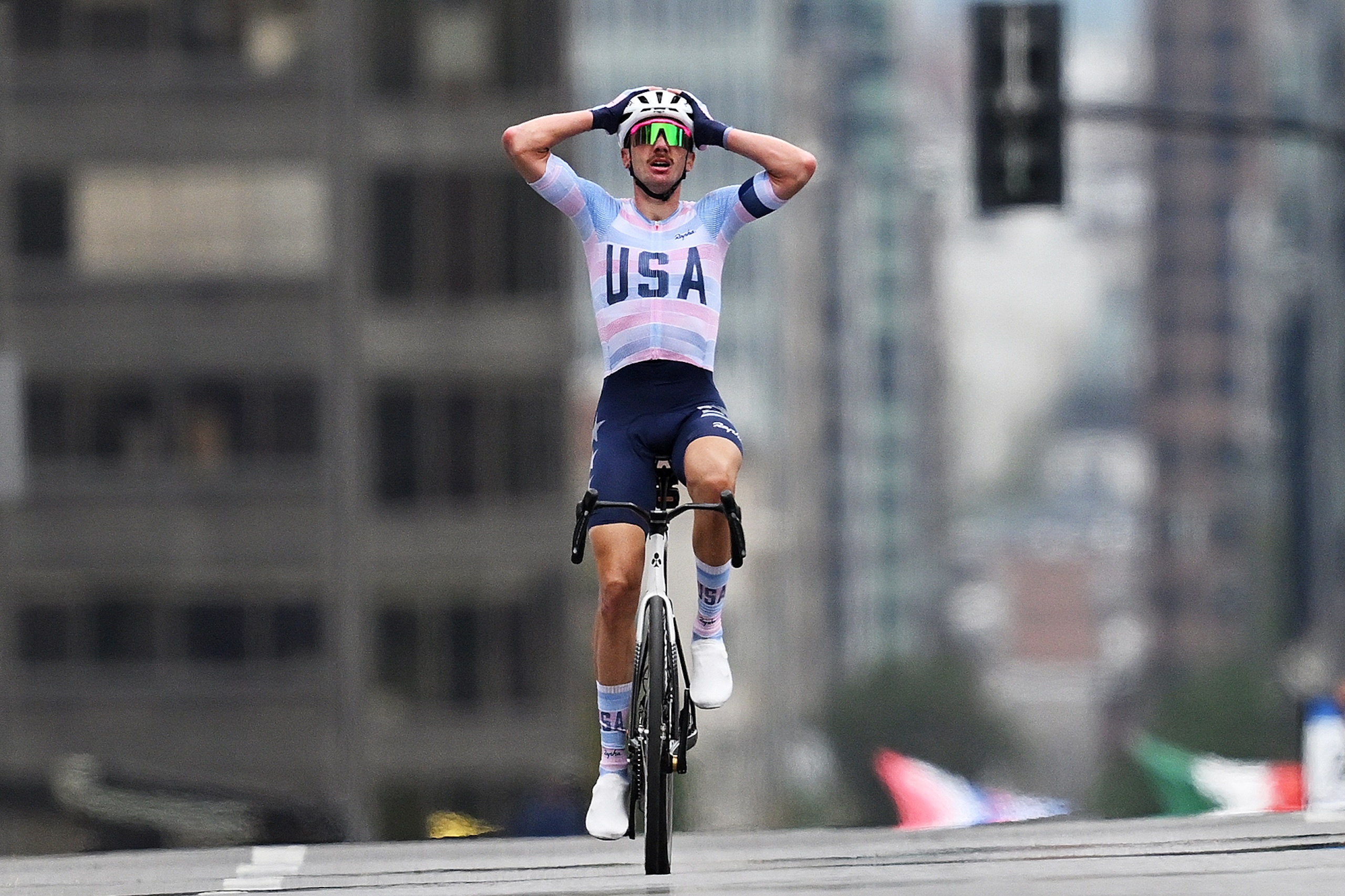 MONTREAL, QUEBEC - 27 DE SEPTIEMBRE: Brandon McNulty y el equipo de Estados Unidos celebran en la línea de meta como ganador de la medalla de oro durante el 99.o Campeonato Mundial de Ruta UCI Montreal 2026 - Carrera de élite masculina en ruta, una carrera de un día de 273,4 km desde Brossard a Montreal el 27 de septiembre de 2026 en Montreal, Quebec. (Foto de Dario Belingheri/Getty Images)