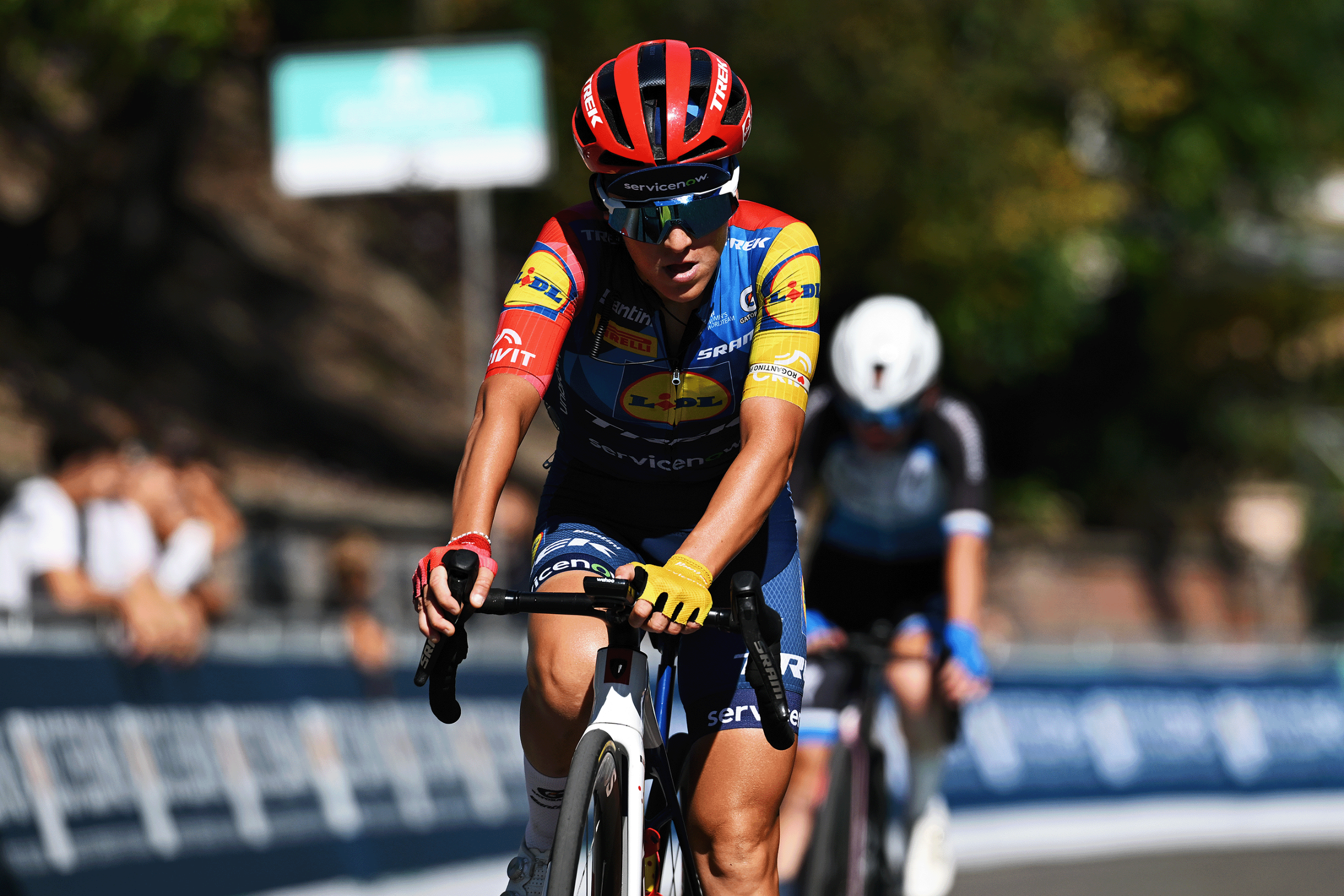 Gaia Realini de Italia y el equipo Lidl - Trek cruzan la línea de meta durante el 13.º Giro dell'Emilia Internazionale Donne Elite 2026, una carrera de un día de 111,3 km desde Ferrara a Bolonia el 3 de octubre de 2026 en Bolonia, Italia. (Foto de Dario Belingheri/Getty Images)