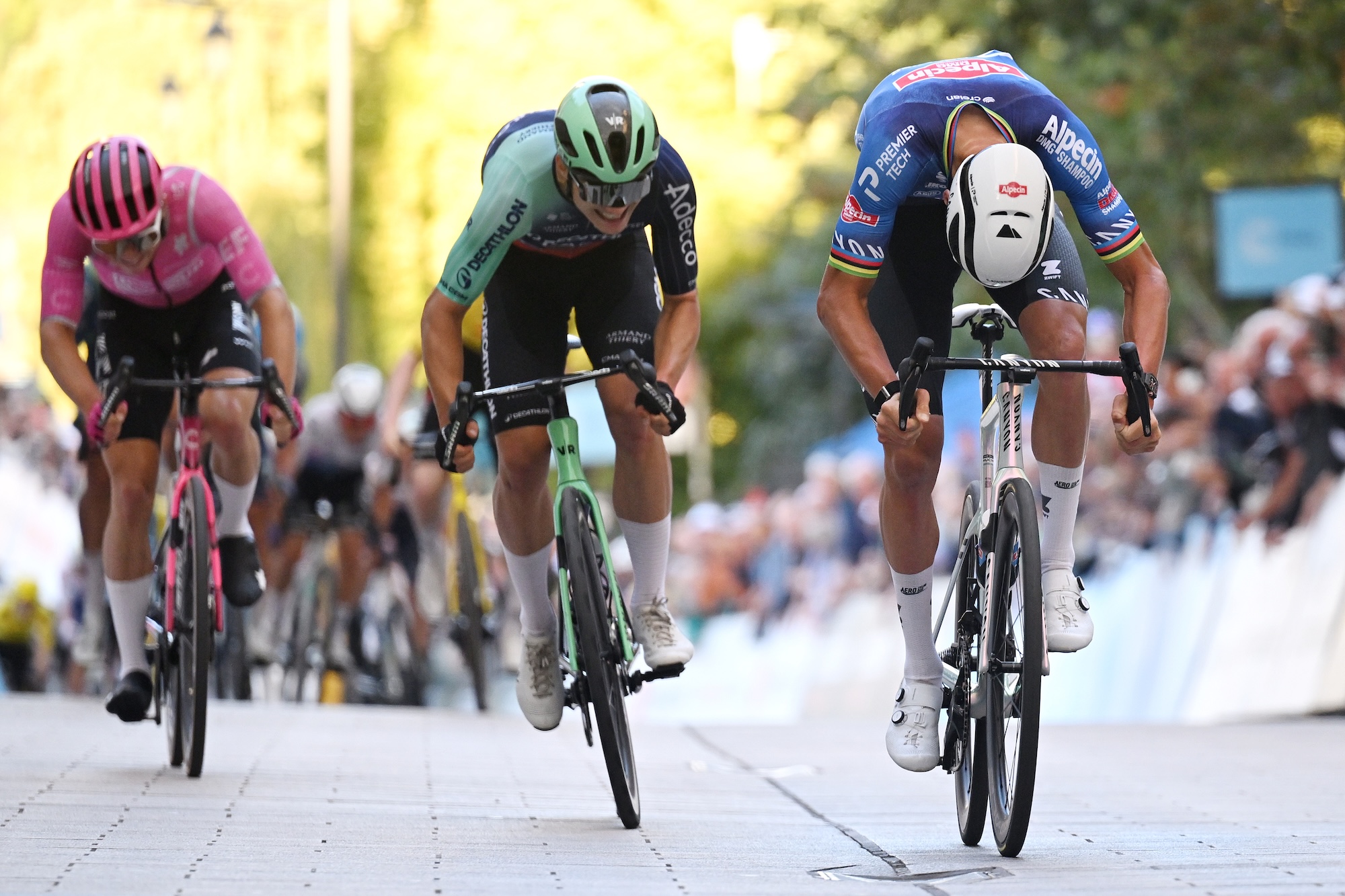 LUXEMBURGO, LUXEMBURGO - 16 DE SEPTIEMBRE: (LR) Marijn Van Den Berg de Holanda y el equipo EF Education - EasyPost, Pierre Gautherat de Francia y el equipo Decathlon CMA CGM y ganador de etapa Mathieu Van Der Poel de Holanda y el equipo Alpecin - Premier Tech sprint en la línea de meta durante el 86º Skoda Tour de Luxemburgo 2026, etapa 1, una etapa de 157,5 km desde Luxemburgo-Knuedler a Luxemburgo-Feschmaart / #UCIWT / el 16 de septiembre de 2026 en Luxemburgo, Luxemburgo. (Foto de Luc Claessen/Getty Images)