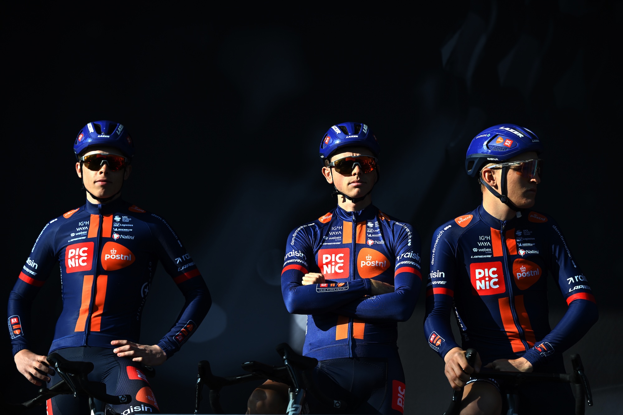 LIEJA, BÉLGICA - 26 DE ABRIL: James Knox de Gran Bretaña y el equipo Picnic PostNL (C) con sus compañeros de equipo antes de la 112a Lieja - Bastogne - Lieja 2026 - Élite masculina, una carrera de un día de 259,5 km de Lieja a Lieja / #UCIWT / el 26 de abril de 2026 en Lieja, Bélgica. (Foto de Dario Belingheri/Getty Images)