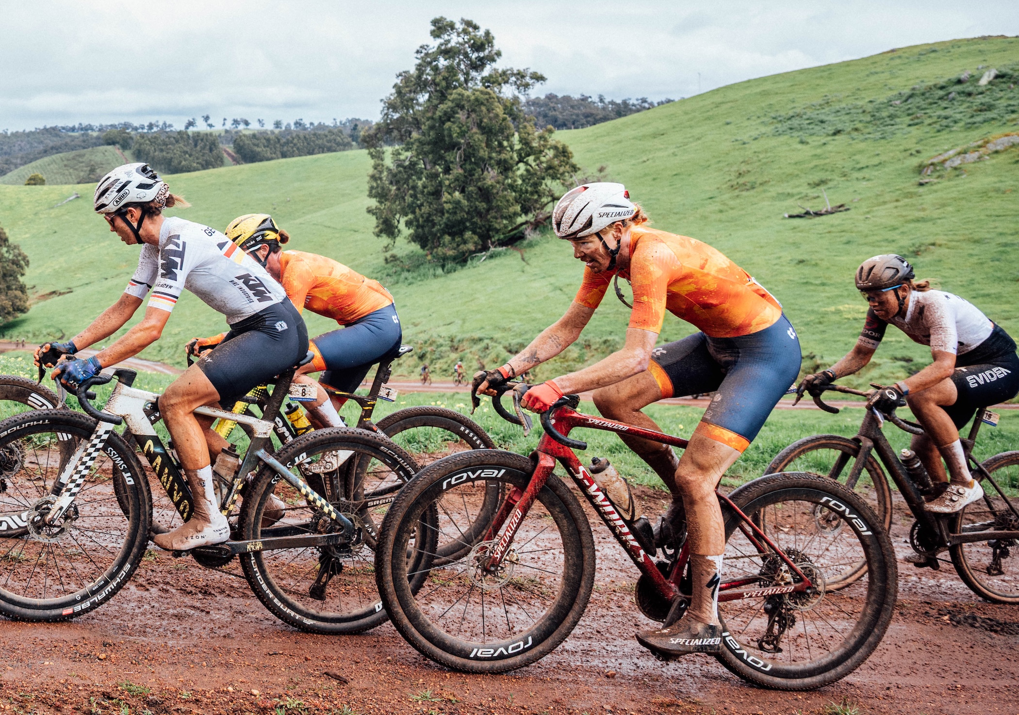  Campeonato Mundial de Gravel UCI 2026 - Nannup, Australia Occidental, Australia - Élite femenina - Nele Laing (Alemania) y Marianne Vos (Países Bajos) delante de Geerike Schreurs (Países Bajos)
