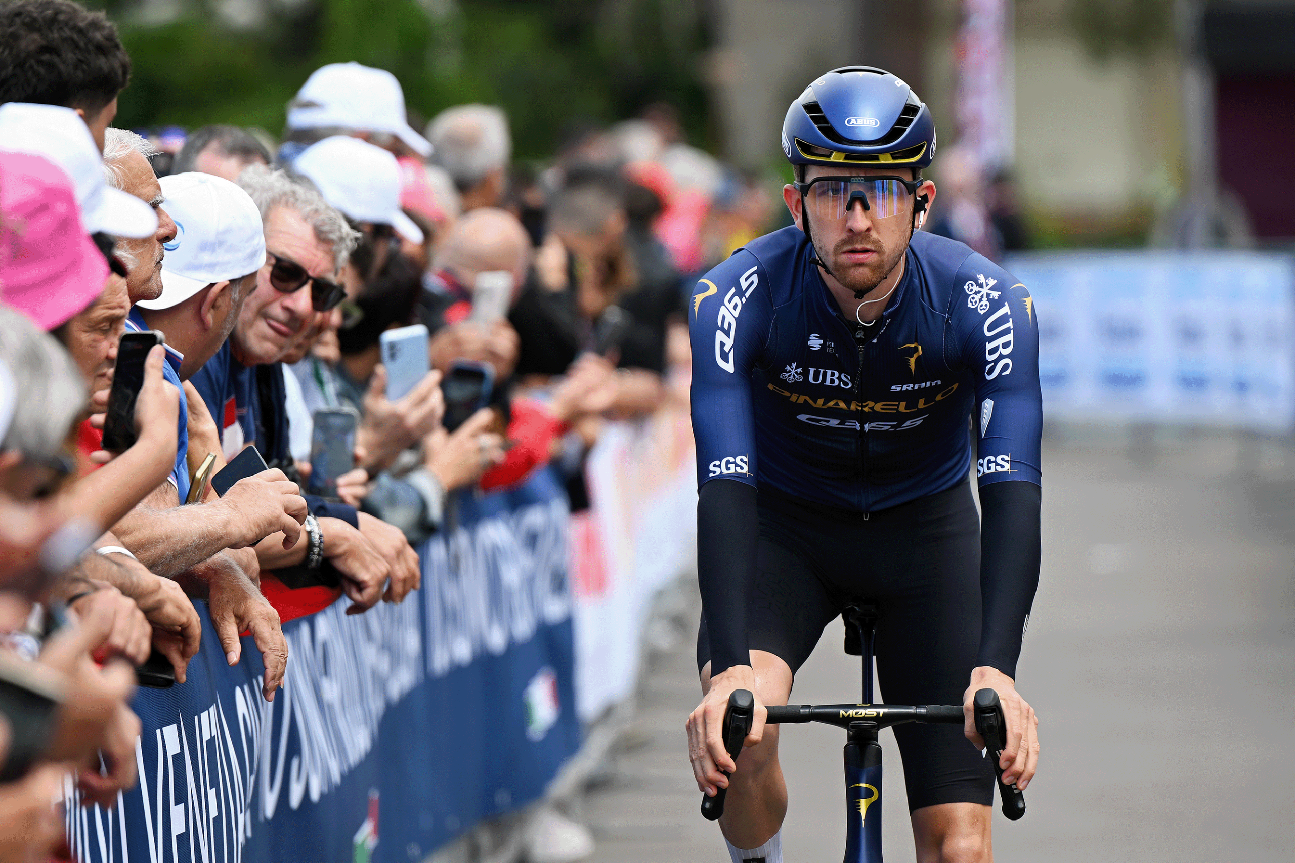   Mark Donovan de Gran Bretaña y el equipo Pinarello Q36.5 Pro Cycling antes del 109.° Giro d'Italia 2026, etapa 5, una etapa de 203 km desde Praia a Mare hasta Potenza 705 m / #UCIWT / el 13 de mayo de 2026 en Praia a Mare, Italia. (Foto de Dario Belingheri/Getty Images)